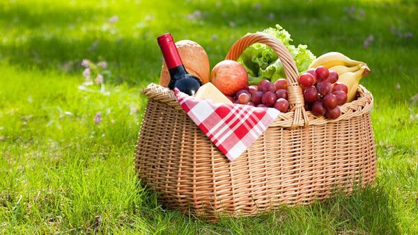 Kikapu chenye mboga safi kutoka bustanini